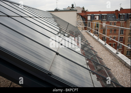 Installation d'énergie solaire dans un immeuble d'appartements de logements publics, Paris, France, rénovation de logements matériaux de construction durables, panneaux solaires paris Banque D'Images