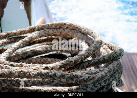 Still Life de corde enroulée sur un yacht deck Banque D'Images