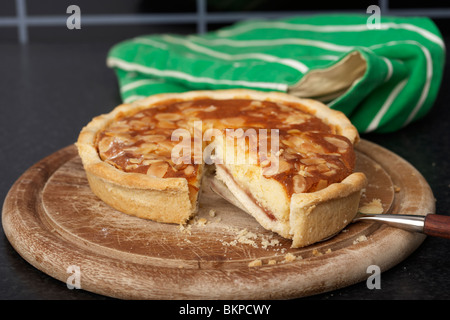 Découper en tranches d'un original Bakewell Tart du Derbyshire Peak District England UK Banque D'Images