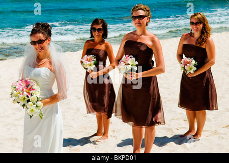 Akumal, Mexique ; une jeune mariée et demoiselles sur la plage Banque D'Images