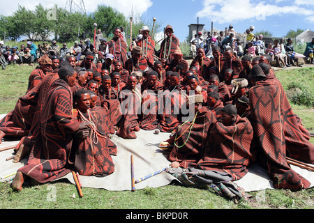 Lesotho : Redly composé de jeunes hommes célébrer une fête d'initiation leur entrée dans le monde des hommes adultes. Banque D'Images