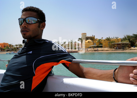 Jeune homme égyptien relaxing on boat Banque D'Images