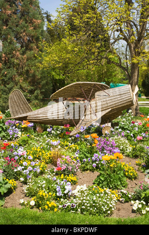 Modèle de biplan de raphia situé au milieu de fleurs Colurful en Jardin des Plantes [jardin botanique] TOULOUSE Haute-Garonne France