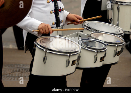 Un batteur adolescent dans un groupe de marcheurs d'école secondaire se produit pendant le défilé de la Saint Patrick à San Diego, Californie, États-Unis Banque D'Images