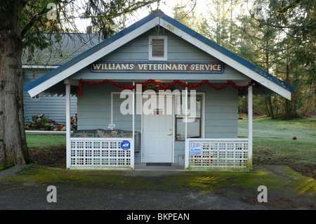 Cabinet vétérinaire à Maple Falls une petite ville dans les cascades sur le mont Baker Highway Whatcom County, Washington, USA Banque D'Images