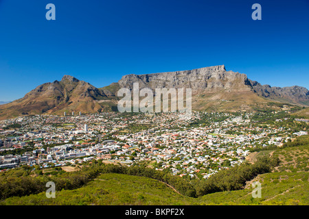 Vue de la Table Mountain, Devil's Peak (à gauche) et la ville du Cap sur un jour d'été sans nuages. Banque D'Images