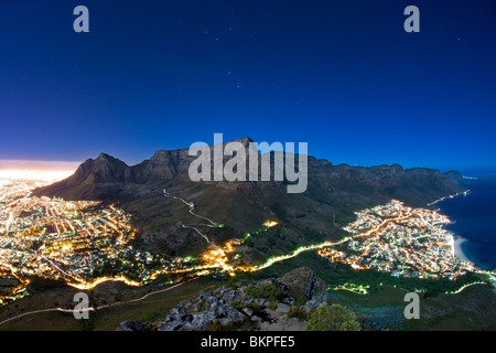La montagne de la table en pleine lumière de lune avec les étoiles dans le ciel, Cape Town, Afrique du Sud. Banque D'Images