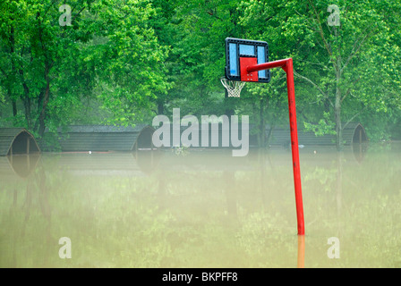 Un panier de basket-ball se distingue dans les eaux inondées à l'Alliance à Nashville, Tennessee (États-Unis) le long des rives de la rivière Cumberland. Banque D'Images