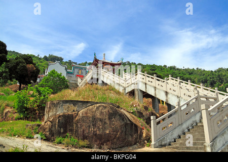 Une image d'un escalier allant jusqu'à un ancien temple Chinois sur une colline. Banque D'Images