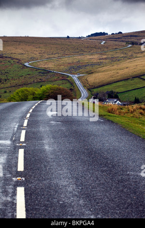 Une longue et sinueuse route ouverte à Dartmoor, dans le Devon en Angleterre Banque D'Images