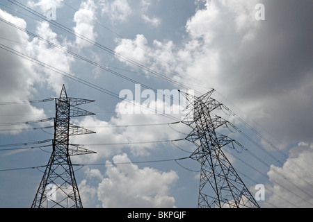 Une image de la ligne d'alimentation de puissance pylône contre un ciel dramatique. Banque D'Images