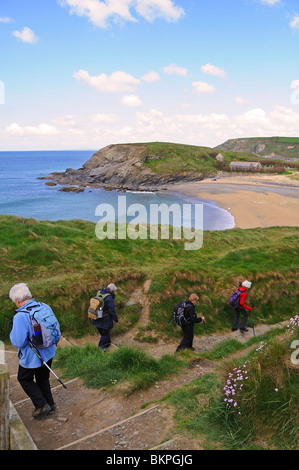 Les promeneurs sur la côte sud-ouest de l'église chemin à gunwalloe Cove près de Helston en Cornouailles, Royaume-Uni Banque D'Images