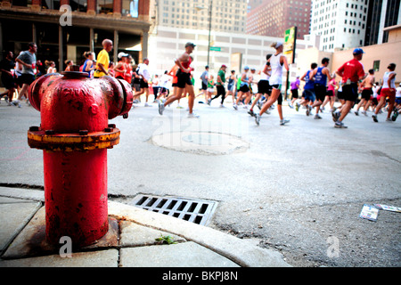 MARATHON DE CHICAGO ; LES PARTICIPANTS QUI TRAVERSE LES RUES DU CENTRE-VILLE Banque D'Images