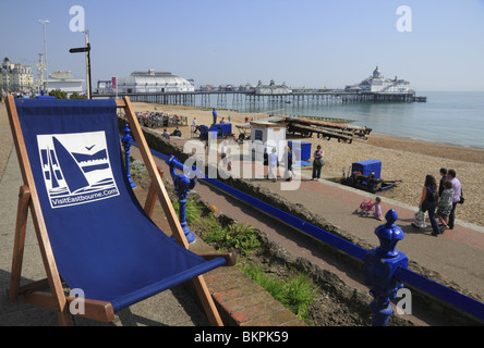 Les transats sont en force sur le front de mer d'Eastbourne, East Sussex, Angleterre. Banque D'Images