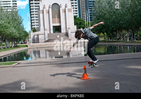 La planche en face de Anzac memorial, Hyde Park, Sydney, Australie Banque D'Images