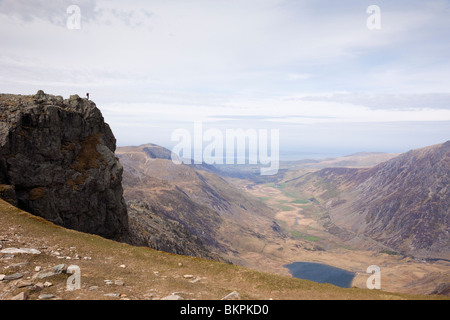 Homme debout sur une montagne escarpée avec vue sur nant Ffrancon valley de Glyder Fawr Parc National de Snowdonia North Wales UK Banque D'Images