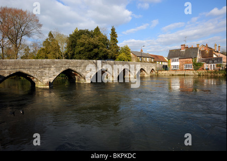 Le premier grand pont construit à l'époque médiévale qui enjambe la rivière Avon à Fordingbridge Banque D'Images