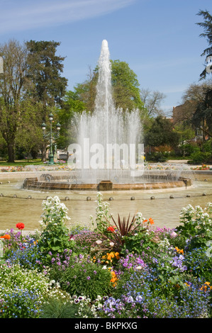 Jardin du Grand Rond et une fontaine avec de belles fleurs de Toulouse Midi-Pyrénées France Haue-Garonne Banque D'Images