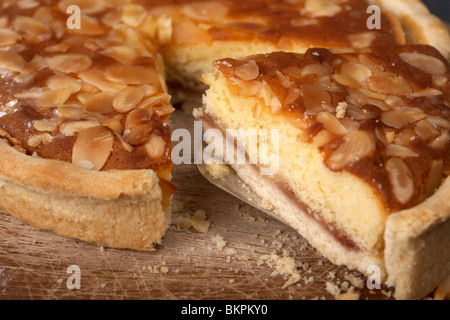 Découper en tranches d'un original Bakewell Tart du Derbyshire Peak District England UK Banque D'Images