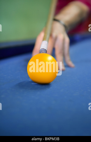 Balle jaune billard dvd hand holding cue point sélectives Banque D'Images