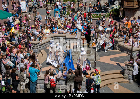 France, parcs à thème, les visiteurs de Disneyland Paris, le sommaire, par antenne, foule à l'extérieur sur la rue Banque D'Images