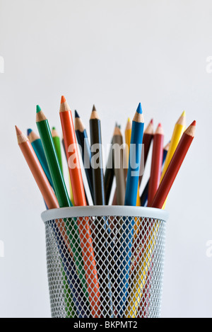 Crayons de couleur art en porte-crayons, sur fond blanc. Banque D'Images