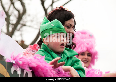 S'amusant à la Saint Patrick's Day Parade à Skerries, comté de Dublin, Irlande 2010 Banque D'Images