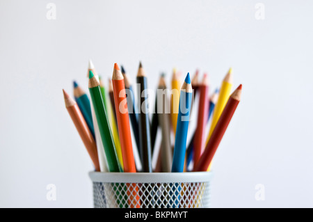 Crayons de couleur art en porte-crayons, sur fond blanc. Banque D'Images