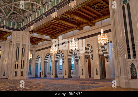 L'intérieur de la grande salle de prière dans la Grande Mosquée Sultan Qaboos, Muscat, Oman Banque D'Images