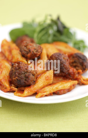 Cuire les pâtes aux boulettes de viande Banque D'Images