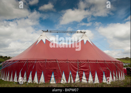 Le Grand cirque itinérant pour enfants de couleur rouge big top tente, visiter le pays de Galles Aberystwyth UK Banque D'Images