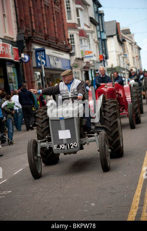 Vieux tracteurs Massey Ferguson paradant dans 'La campagne vient à la ville d'Aberystwyth, Ceredigion Pays de Galles UK Banque D'Images