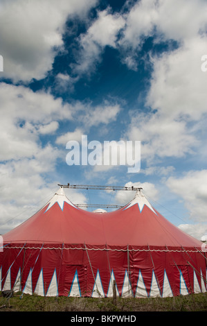 Le Grand cirque itinérant pour enfants de couleur rouge big top tente, visiter le pays de Galles Aberystwyth UK Banque D'Images