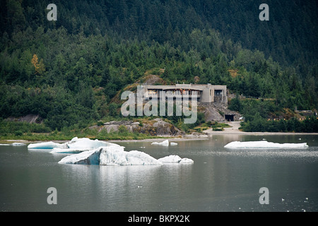 Vue sur le glacier de Mendenhall Visitor Center avec des icebergs dans le lac Mendenhall, Juneau, Alaska Banque D'Images