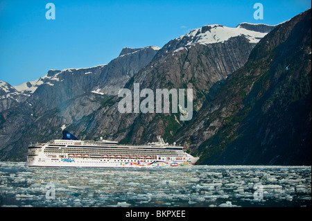 Norwegian Cruise Line's *Star* près de Dawes Glacier dans l'Endicott Arm, Tracy Arm- gués terreur désert, le sud-est de l'Alaska Banque D'Images