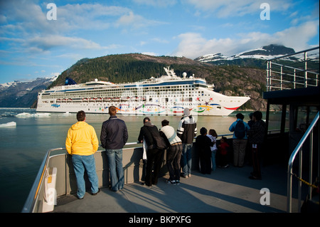 Les visiteurs voir Norwegian Cruise Line's *Star* depuis le pont d'un autre navire à Endicott Arm, le sud-est de l'Alaska Banque D'Images