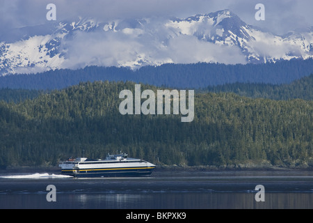 Ferry de l'état de l'Alaska à Chenega Bay Orca comme il s'écarte de Cordova, en Alaska Banque D'Images