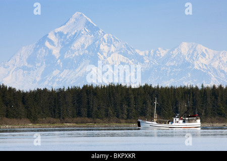 Vue panoramique de la plage de St.Elias avec une goélette de pêche au premier plan, près de Yakutat Alaska Banque D'Images