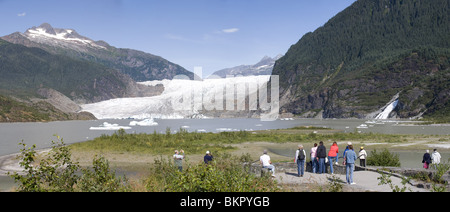 Les touristes prennent de l'avis de Mendenhall Glacier, lac et Nugget tombe sur un belvédère trail, Juneau, Alaska Banque D'Images