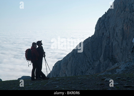 Les randonneurs à la recherche jusqu'à El Naranjo de Bulnes, Picos de Europa, au nord de l'Espagne Banque D'Images