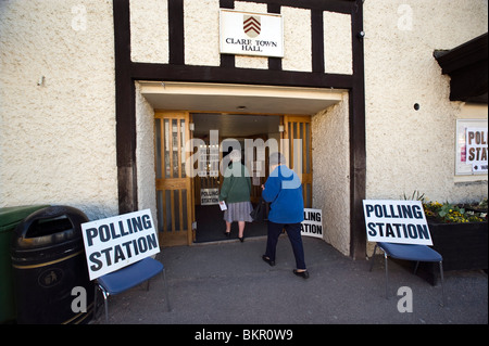 Moyen par excellence, l'Angleterre les électeurs vont aux urnes à Clare, Suffolk, Angleterre, Royaume-Uni le jour de l'élection 6 mai 2010. Banque D'Images