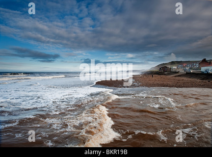 Marée haute et une mer à Sandsend près de Whitby Banque D'Images