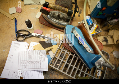 Tailleurs Savile Row à Londres. Un fer à repasser et la zone du poste. Banque D'Images