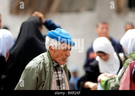 L'Algérie, Alger. L'homme dans le marché. Banque D'Images