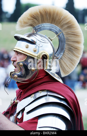 De reconstitution historique soldat romain près de légionnaires jusqu'History-Roman Rome Italie Banque D'Images