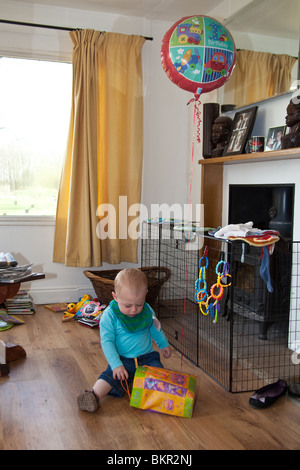 Bébé garçon âgé d'un an présente son ouverture. Hampshire, Angleterre. Banque D'Images