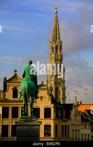 Belgique, Bruxelles ; le Monument au Roi Albert I au Mont des Arts face à la Tour de la Mairie Banque D'Images