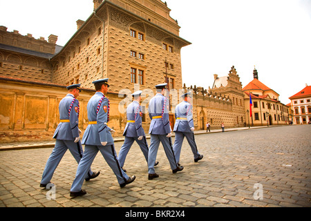 République tchèque, Prague ; Château marchant devant les gardes du château de Prague Banque D'Images