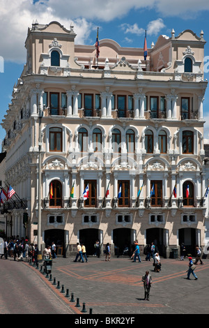 L'Équateur, l'hôtel Plaza Grande est un bâtiment colonial construit en 1930 à l'angle de la place de l'indépendance dans la vieille ville de Quito. Banque D'Images