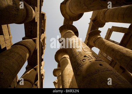 Egypte, Karnak. Regardant les colonnes massives dans la salle hypostyle de Karnak. Banque D'Images